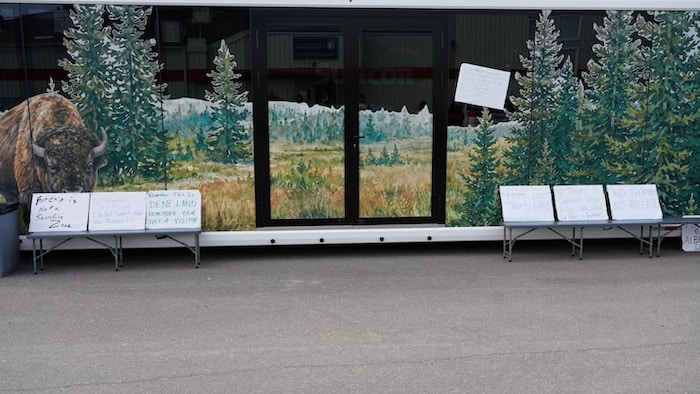 L'unité mobile de Suncor, tapissée de pancartes d'opposition installées par les manifestants.