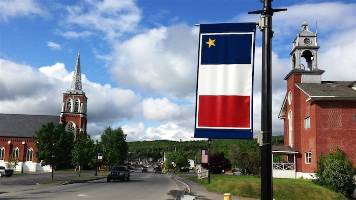 Un drapeau acadien sur un lampadaire. 