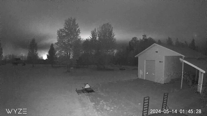 Une image d'une caméra de surveillance montrant un feu de forêt à proximité d'une résidence de Fort Nelson, le 14 mai 2024 à 1:45. 