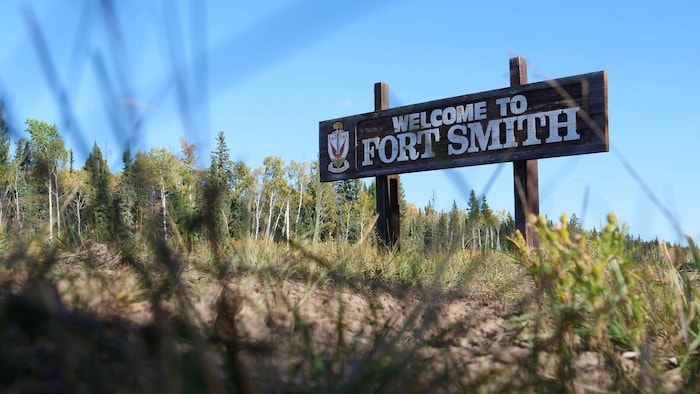 Une affiche à l'extérieur de la ville de Fort Smith.