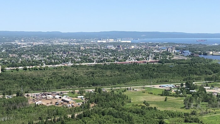 Vue aérienne d'une ville et d'une forêt.