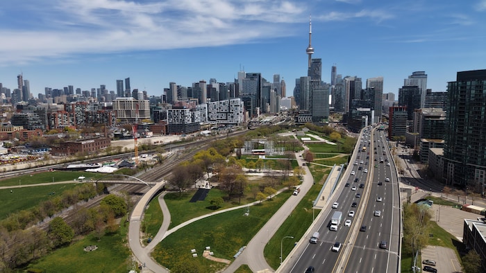 Le Fort York le 12 mai 2026, où les préparatifs pour le Festival des Fans de la FIFA sont en cours avec le centre-ville de Toronto, la tour CN, le chemin de fer rentrant à la gare Union et l’autoroute Gardiner en arrière-plan.