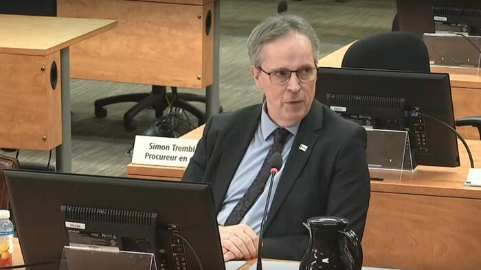 Alain Fortin répond aux questions des avocats.