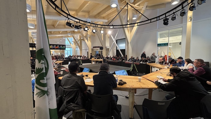 Des gens rassemblés à l'intérieur du Centre culturel de Maliotenam.