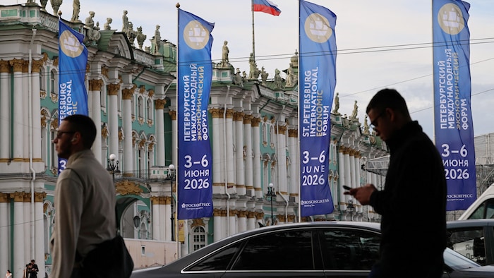 Un drapeau russe sur un bâtiment et des banderoles annonçant le Forum économique.