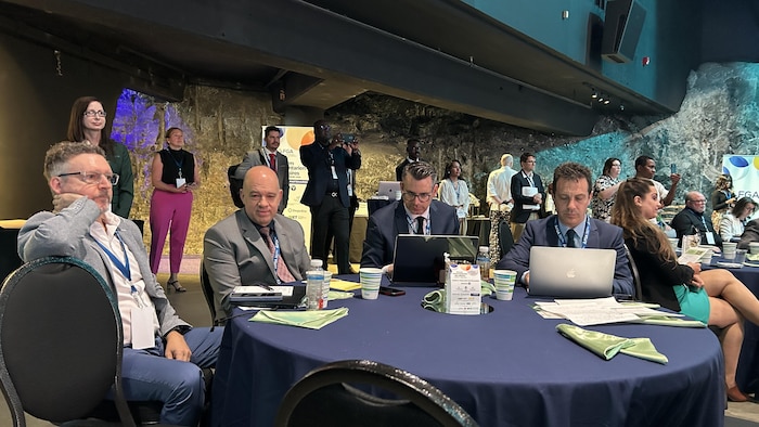 Des participants du Forum franco-ontarien des affaires à Sudbury assis autour d’une table.