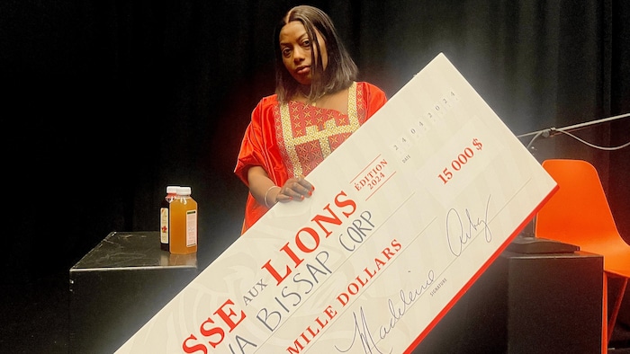 Awa Soumbouno tient un chèque de 15 000$ 