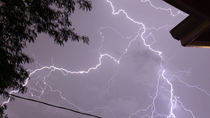D'imposants éclairs illuminent le ciel.