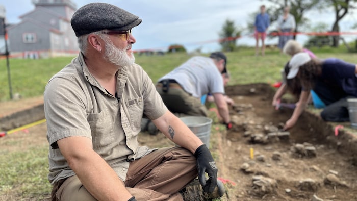 Un homme entrain de faire des fouilles archéologiques.