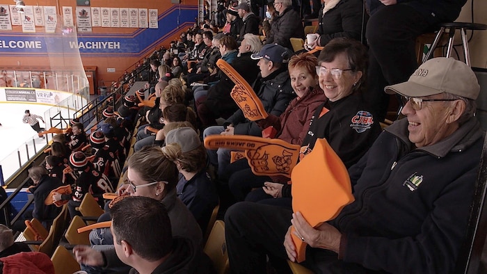 86 % des résidents de Hearst sont francophones. Image d'une foule qui regarde une partie de hockey à l'aréna de Hearst.