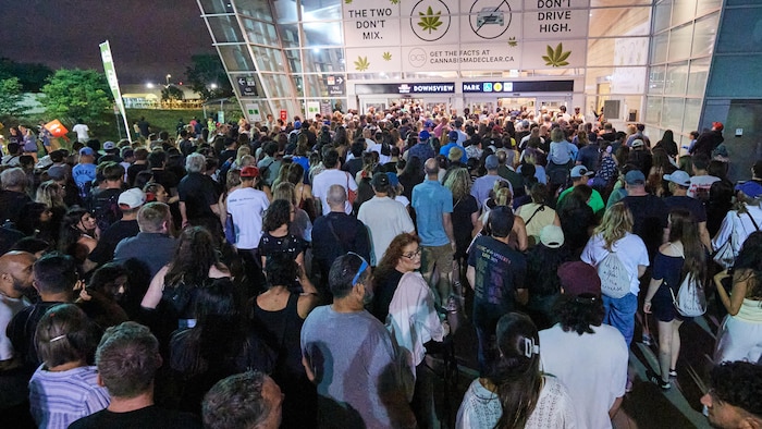 Des personnes attendent d'entrer dans le métro Downsview Park.