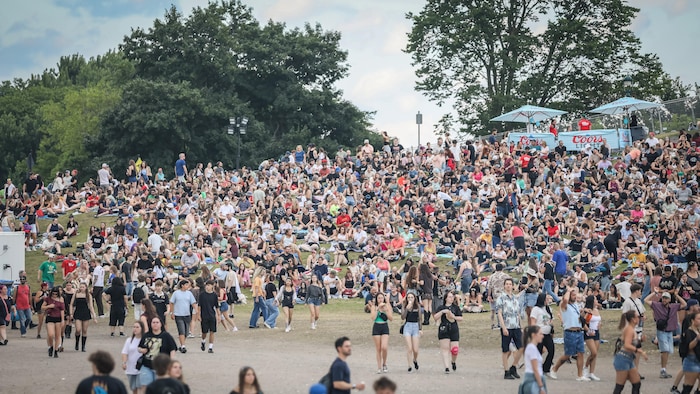 Une foule sur les plaines d'Abraham.