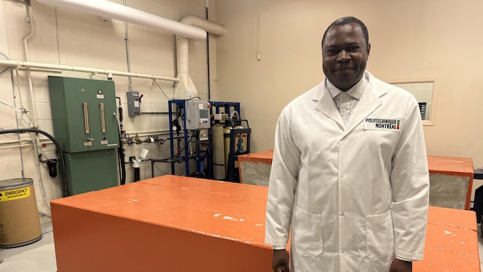 Foutse Khomh devant le réacteur de recherche nucléaire.