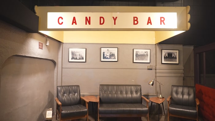 Selon Kristal Cooper, la directrice générale du Fox Theatre, un des éléments les plus remarqués lorsque les gens entrent dans le cinéma est l’insigne Candy Bar.