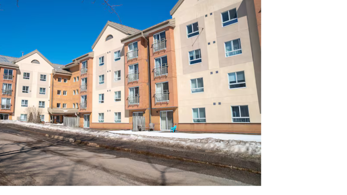 Un immeuble habité par plusieurs personnes.