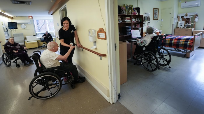 Soins De Longue Durée : Des Patients Envoyés Dans Des Foyers Sans ...