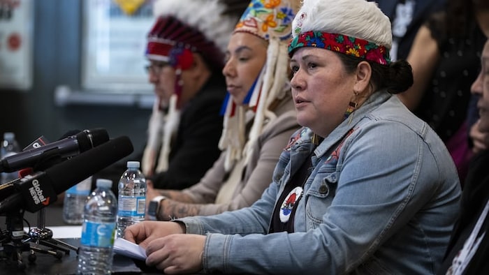 David Monias, Kyra Wilson et Heido Cook lors de la conférence de presse du 11 mai 2026 suivant la décision de justice rendue par le juge Glenn Joyal de la Cour du Banc du Roi du Manitoba.