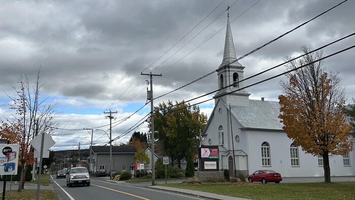 Une rue dans un village avec une église.