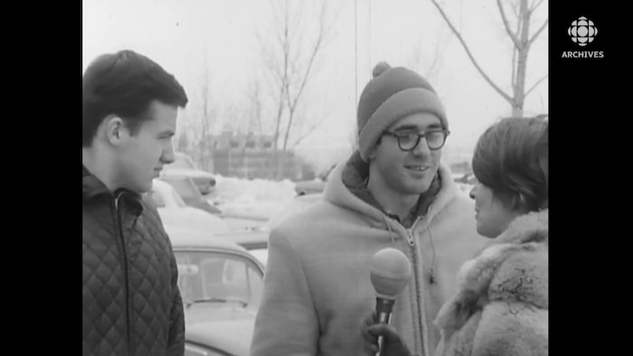 Deux étudiants de l'Université de Montréal participent à un vox pop en 1967.