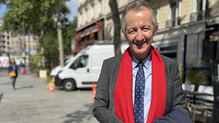 Christophe Barbier dans une rue.