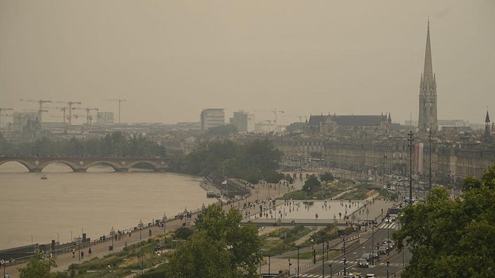 La fumée des feux de forêt recouvre l’horizon dans la ville de Bordeaux.
