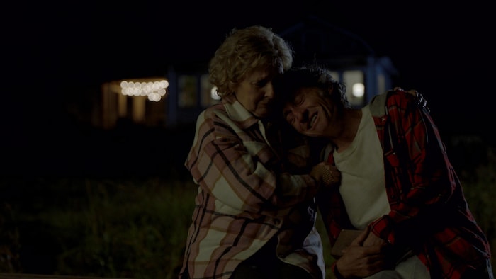 Une mère enlace son fils adulte dans une scène du film.