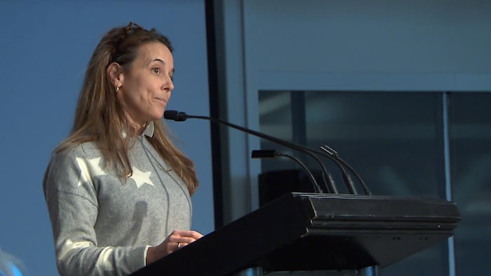 France-Élaine Duranceau devant un pupitre, sur scène.