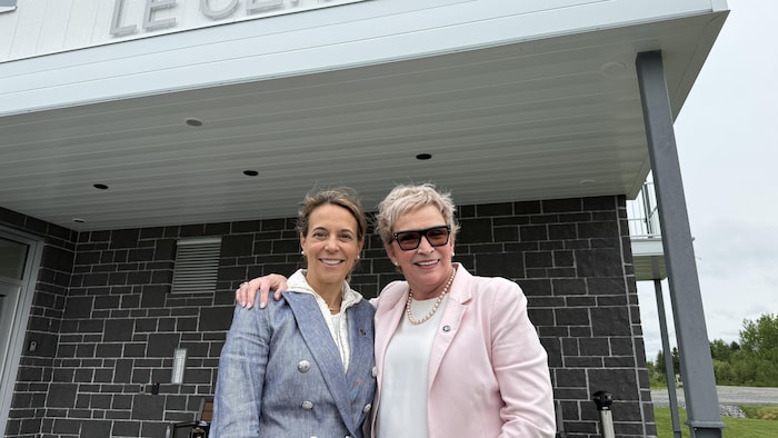 France-Élaine Duranceau et Suzanne Blais posent devant le Centurion.