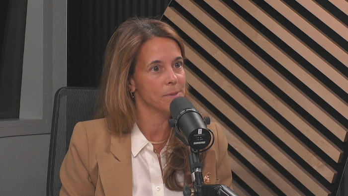 France-Élaine Duranceau derrière un micro dans un studio radio.