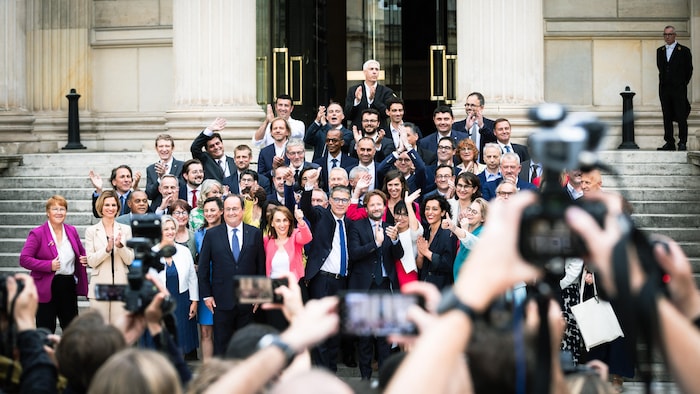 Uma foto de grupo na escadaria da Assembleia Nacional.