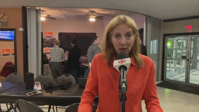 France Gélinas face caméra au micro de Radio-Canada.