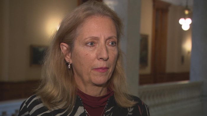 La députée France Gélinas écoute la question d'un journaliste à Queen's Park.