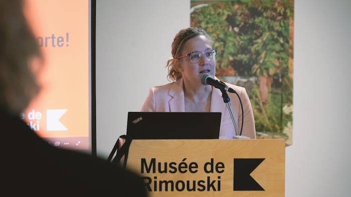 La directrice générale du Musée de Rimouski, France Leclerc, au lutrin lors d'une conférence de presse.