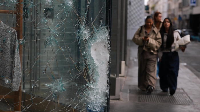 Vitrines brisées de la boutique Lacoste sur les Champs-Élysées, au lendemain des affrontements survenus lors d'une journée nationale de manifestations contre le coût de la vie et la hausse des prix des carburants, à Paris, en France, le 18 octobre 2026.
