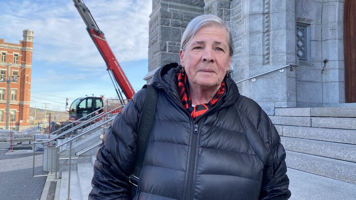 France-Line Ouellet devant la basilique-cathédrale Saint-Michel