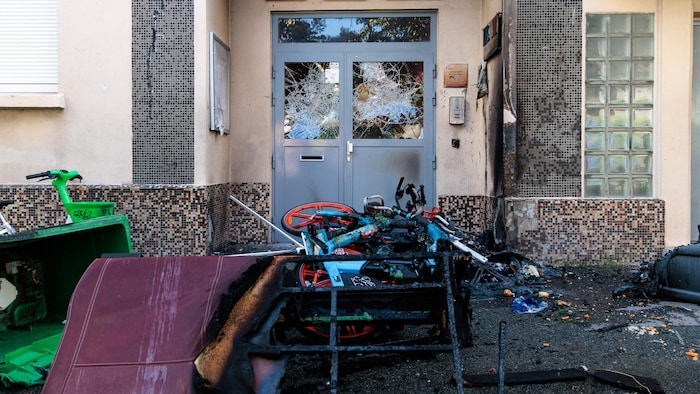 Un lycée aux vitres cassées.