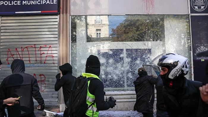 Des manifestants saccagent un poste de police municipale.