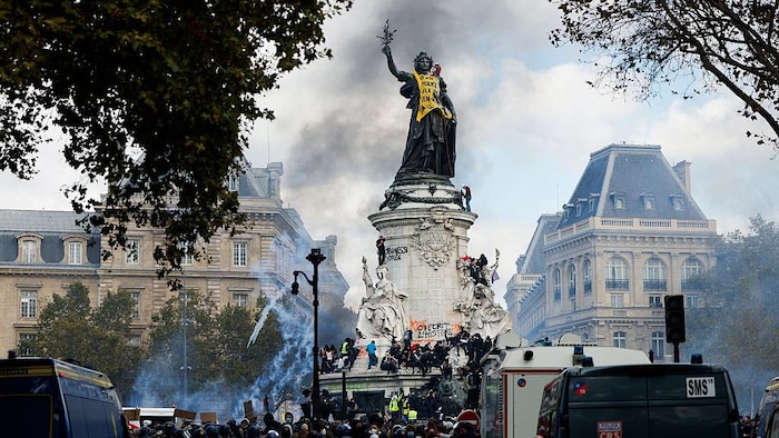 De la fumée s’élève alors que la Statue de la République.