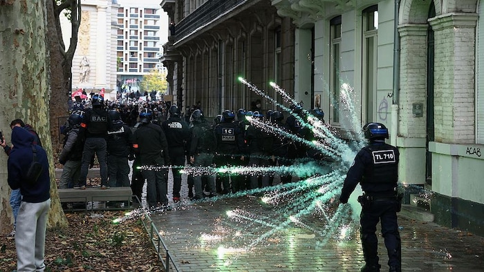 Des membres de la brigade anti-criminalité (BAC) font face à des manifestants.