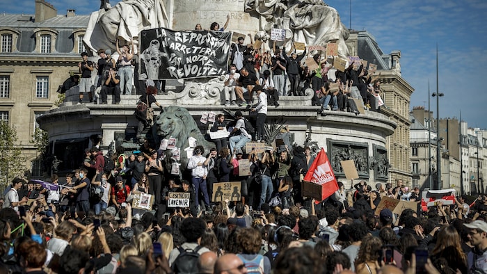 Des personnes se rassemblent au centre de la place de la République.