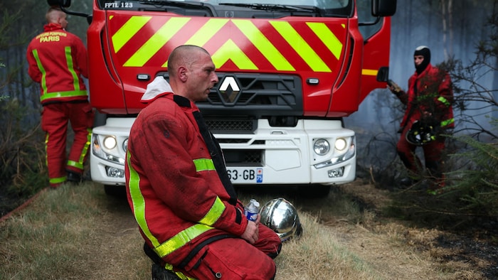 Des pompiers de la brigade de Paris se reposent à Marcheprime, à l'ouest de Bordeaux, le 26 juillet 2026, alors qu'un incendie de forêt ravage la forêt au nord du bassin d'Arcachon (Gironde) depuis le 22 juillet.