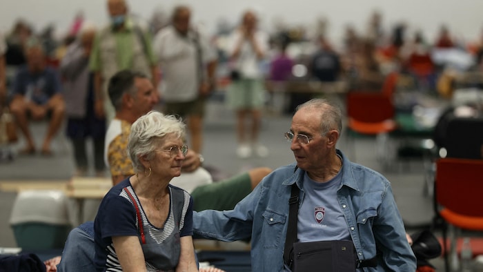 Un couple évacué à cause des incendies de forêt trouve refuge au parc des Expositions de Bordeaux, le 25 juillet 2026. 