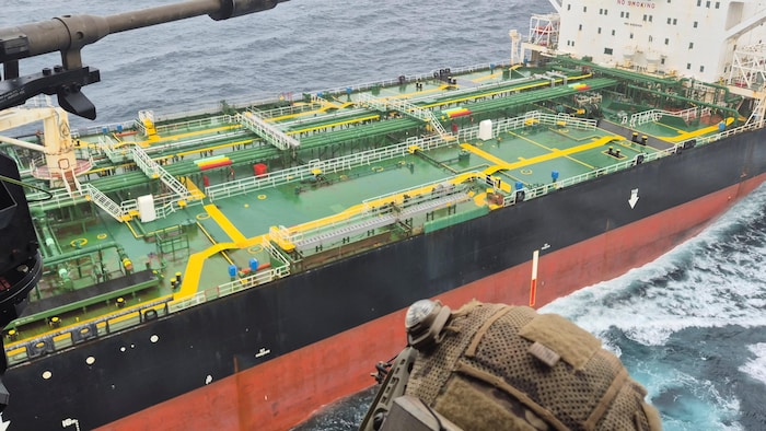Des membres de la Marine nationale s'approchent d'un pétrolier.
