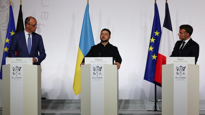Le chancelier allemand Friedrich Merz, le président ukrainien Volodymyr Zelensky et le président français Emmanuel Macron donnent une conférence de presse après la signature de la déclaration sur le déploiement d'une force post-cessez-le-feu en Ukraine lors du sommet de la Coalition des volontaires sur les garanties de sécurité pour l'Ukraine, à l'Élysée, à Paris.