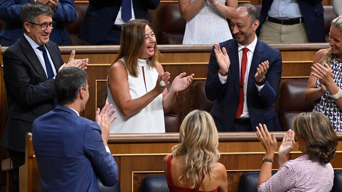 Francina Armengol applaudit entourée de collègues.