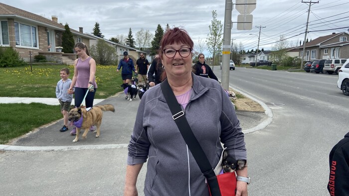 une femme marche dans la rue