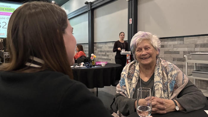 Francine Vigneault discute à table.