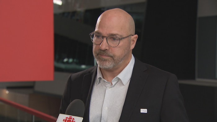 Un représentant des directions d'école en entrevue avec Radio-Canada.
