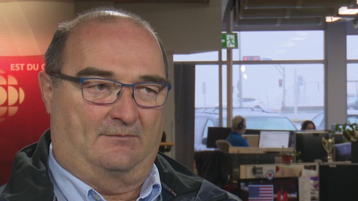 Francis St-Pierre répond aux questions d'un journaliste.