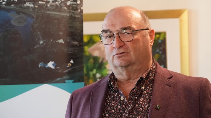 Le préfet de la MRC de Rimouski-Neigette, Francis St-Pierre lors d'une conférence de presse. 